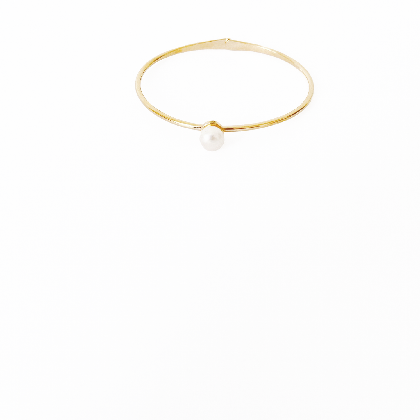 Minimalistic bracelet showcasing a single freshwater pearl by Hikaru Pearl