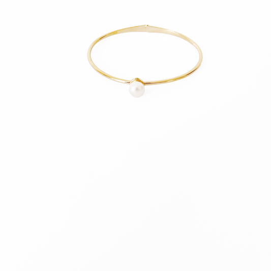 Minimalistic bracelet showcasing a single freshwater pearl by Hikaru Pearl