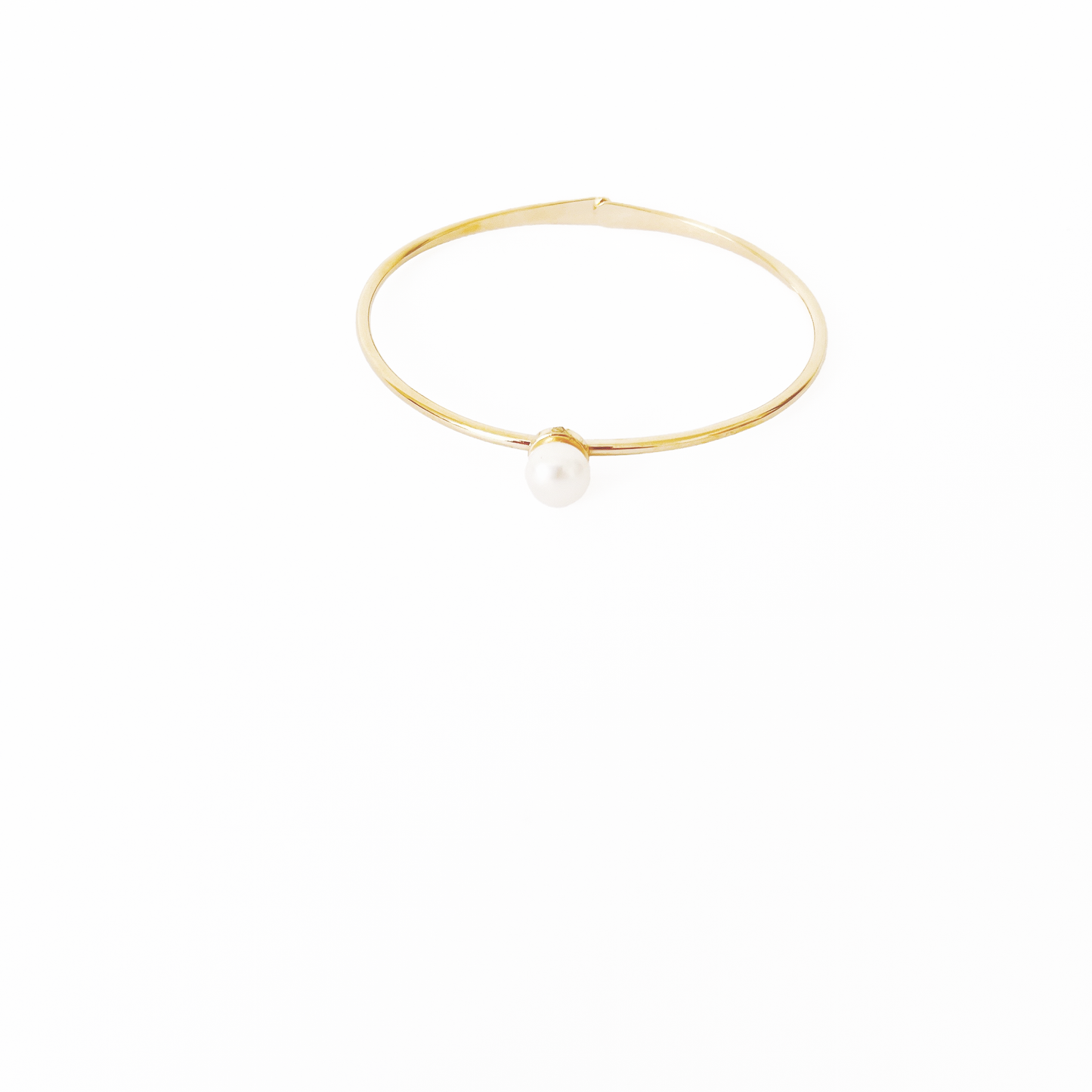 Minimalistic bracelet showcasing a single freshwater pearl by Hikaru Pearl