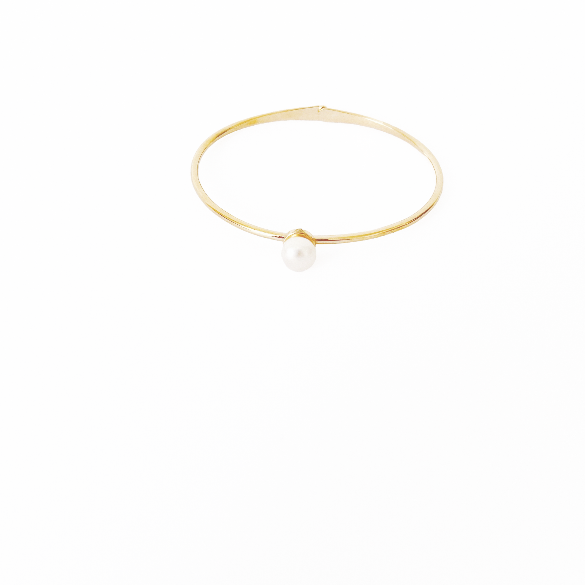 Minimalistic bracelet showcasing a single freshwater pearl by Hikaru Pearl