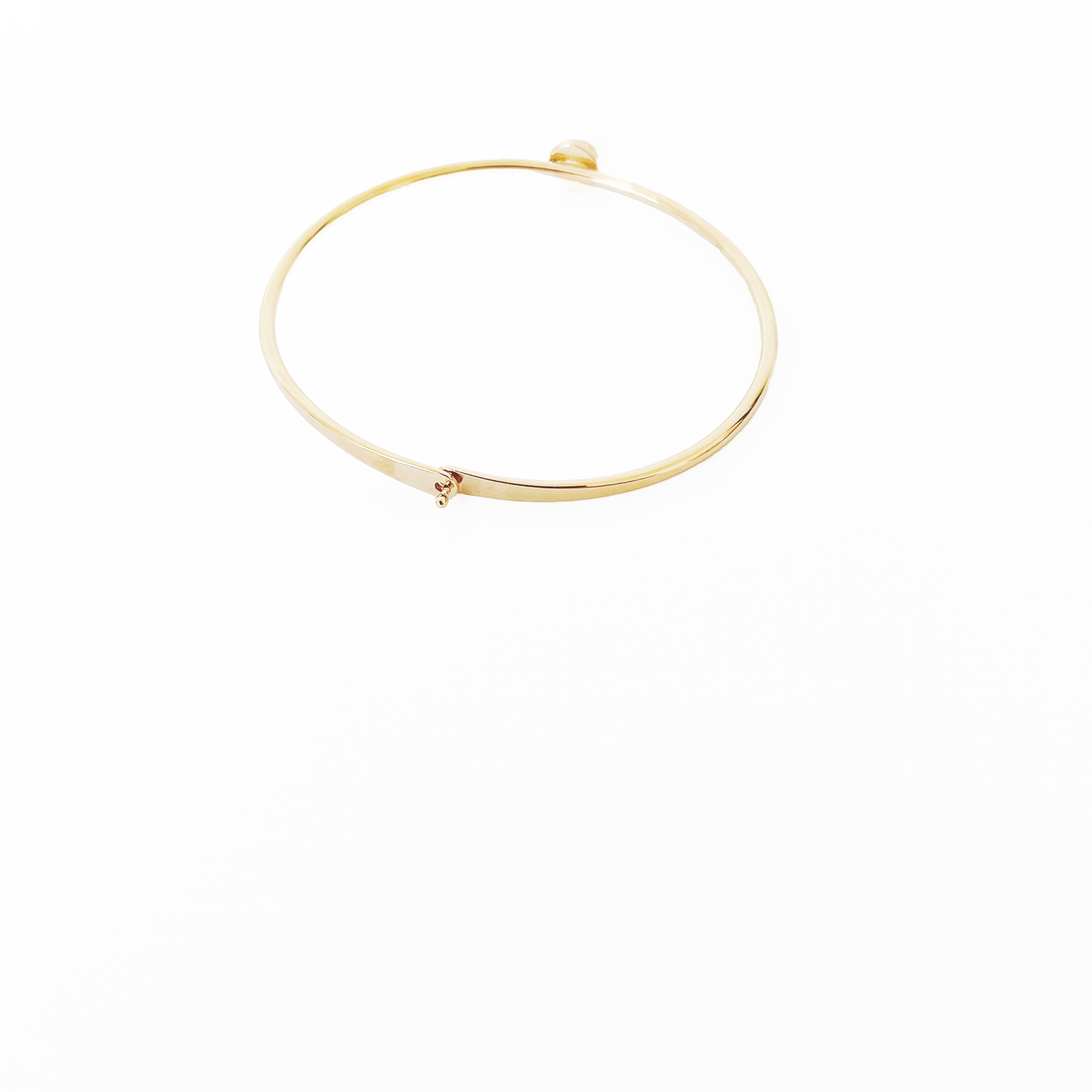 Minimalistic bracelet showcasing a single freshwater pearl by Hikaru Pearl