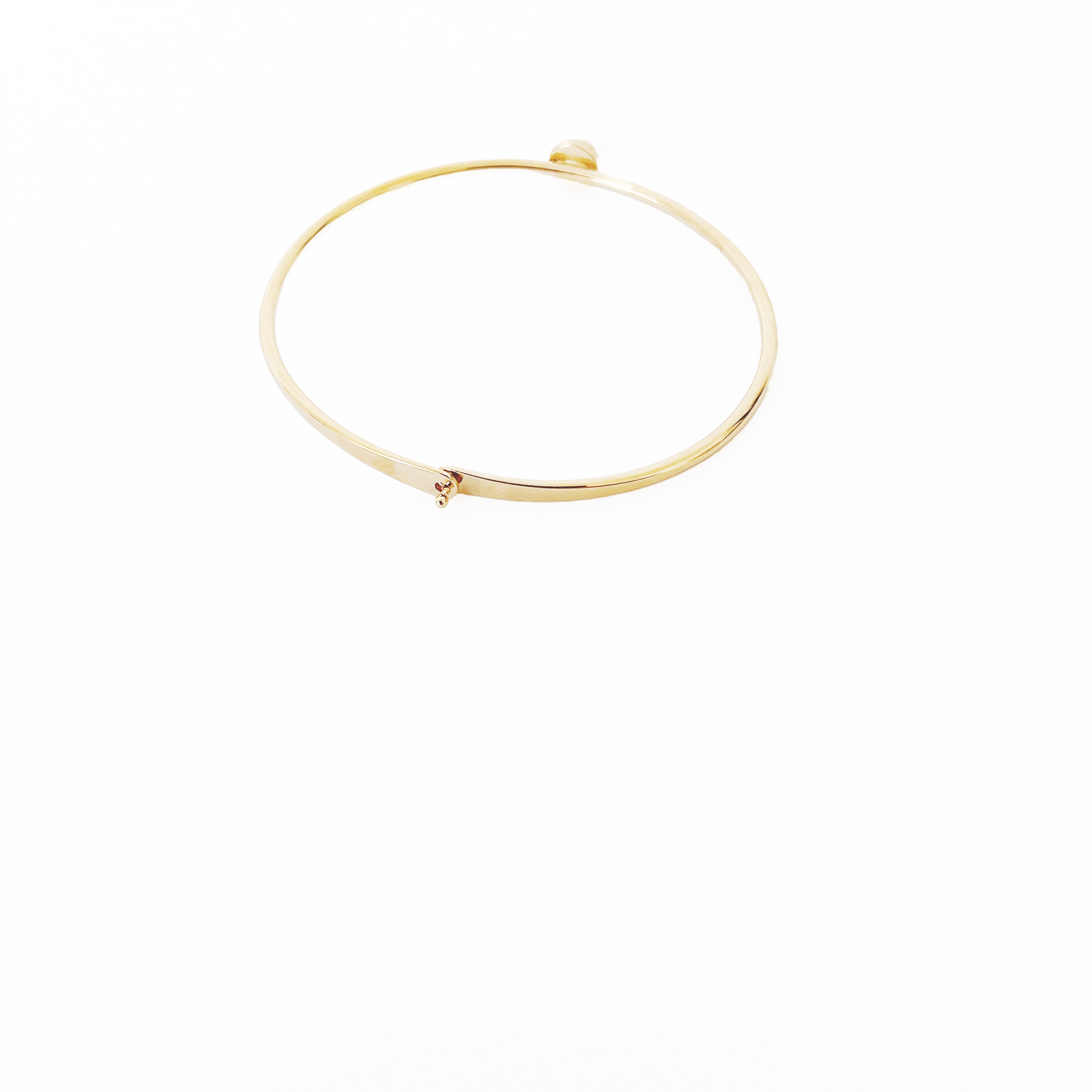 Minimalistic bracelet showcasing a single freshwater pearl by Hikaru Pearl
