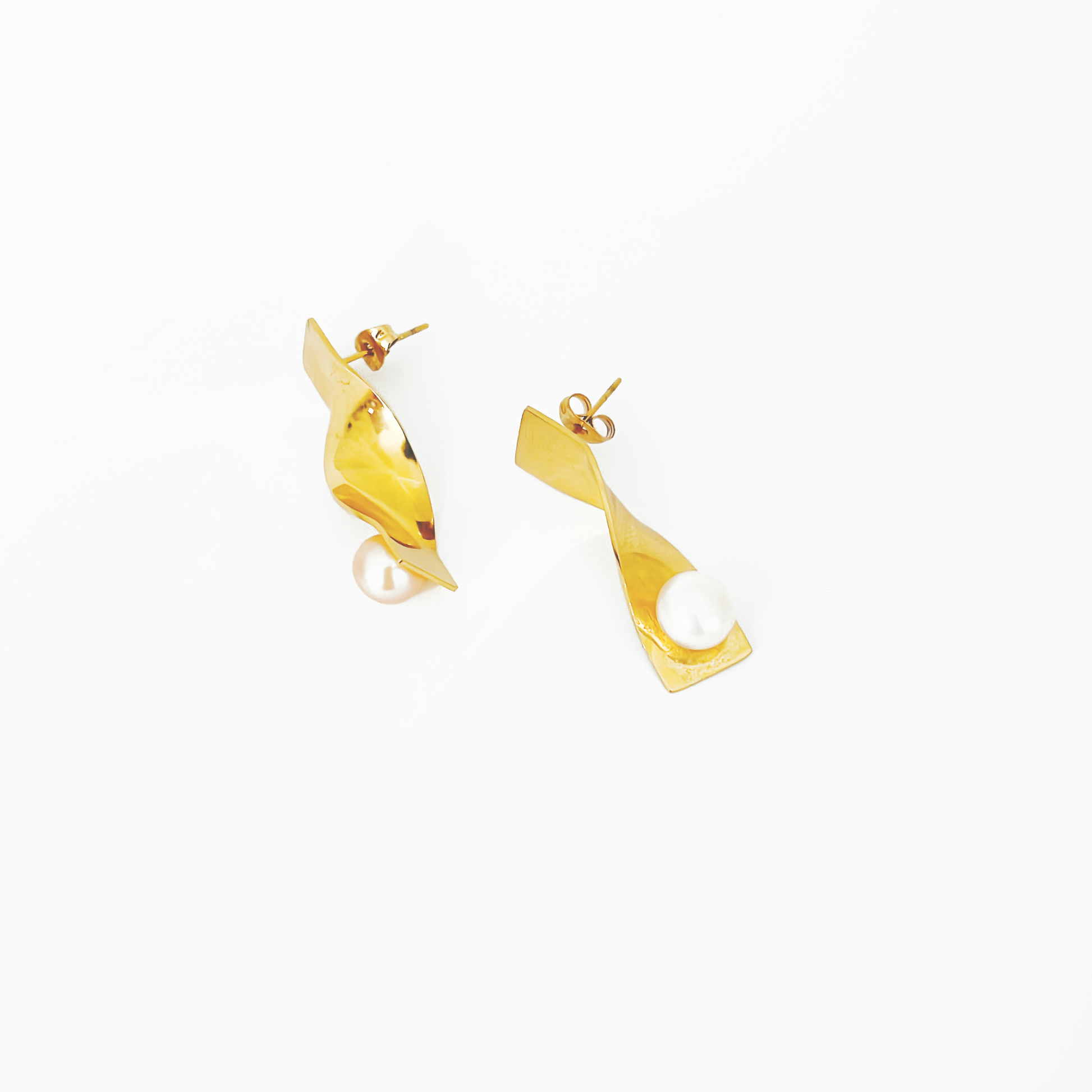 Curve golden plated earring with freshwater pearl by Hikaru Pearl