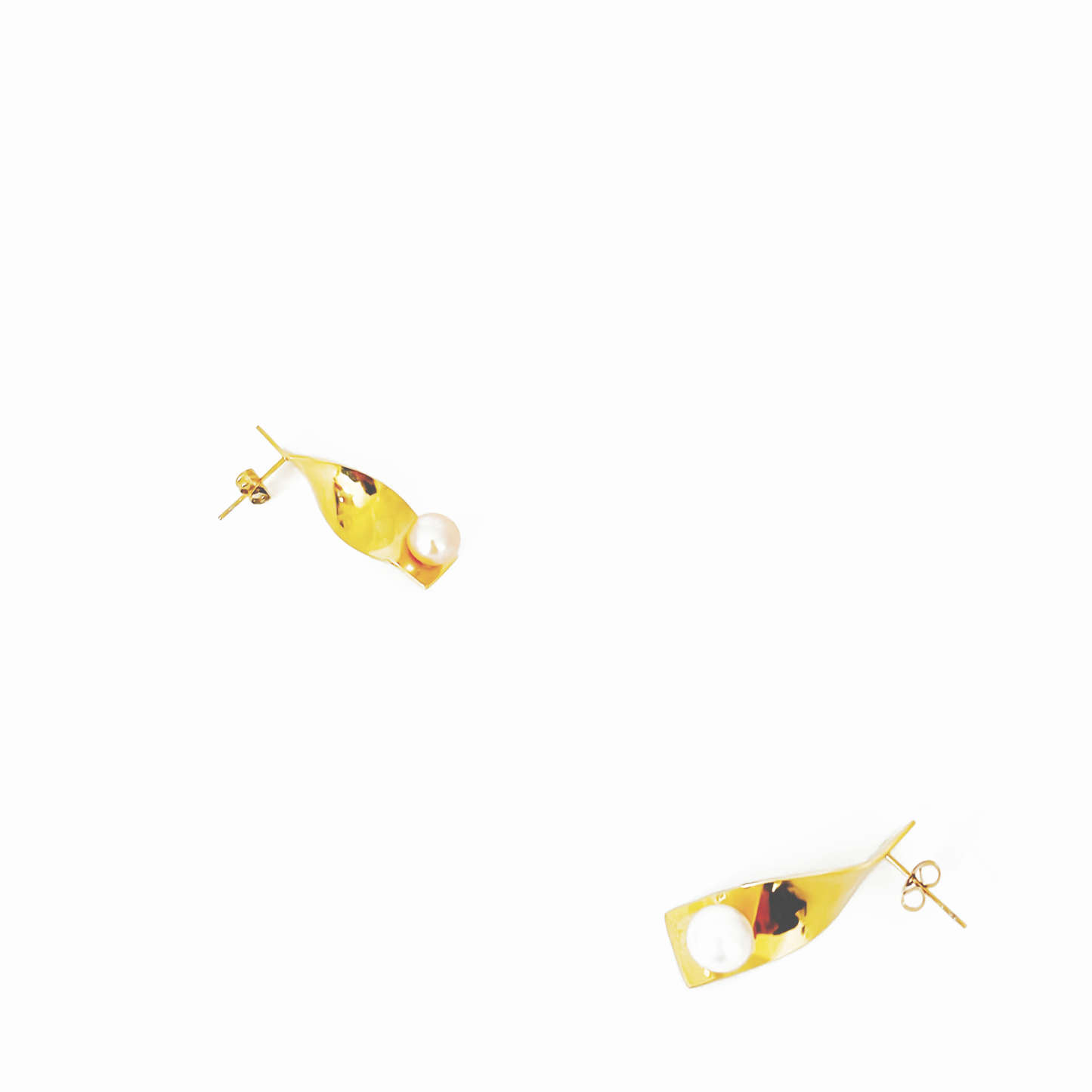 Curve golden plated earring with freshwater pearl by Hikaru Pearl