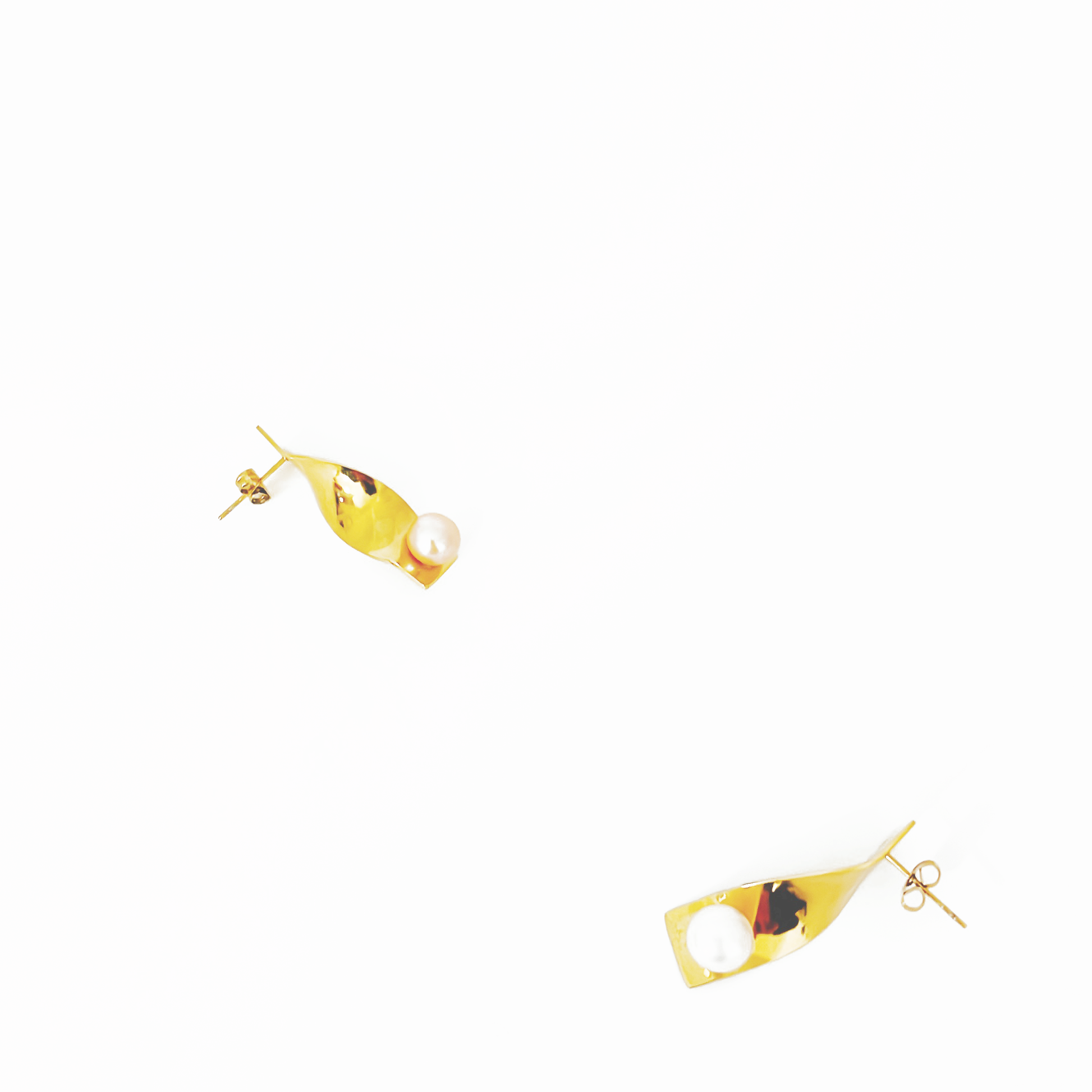 Curve golden plated earring with freshwater pearl by Hikaru Pearl