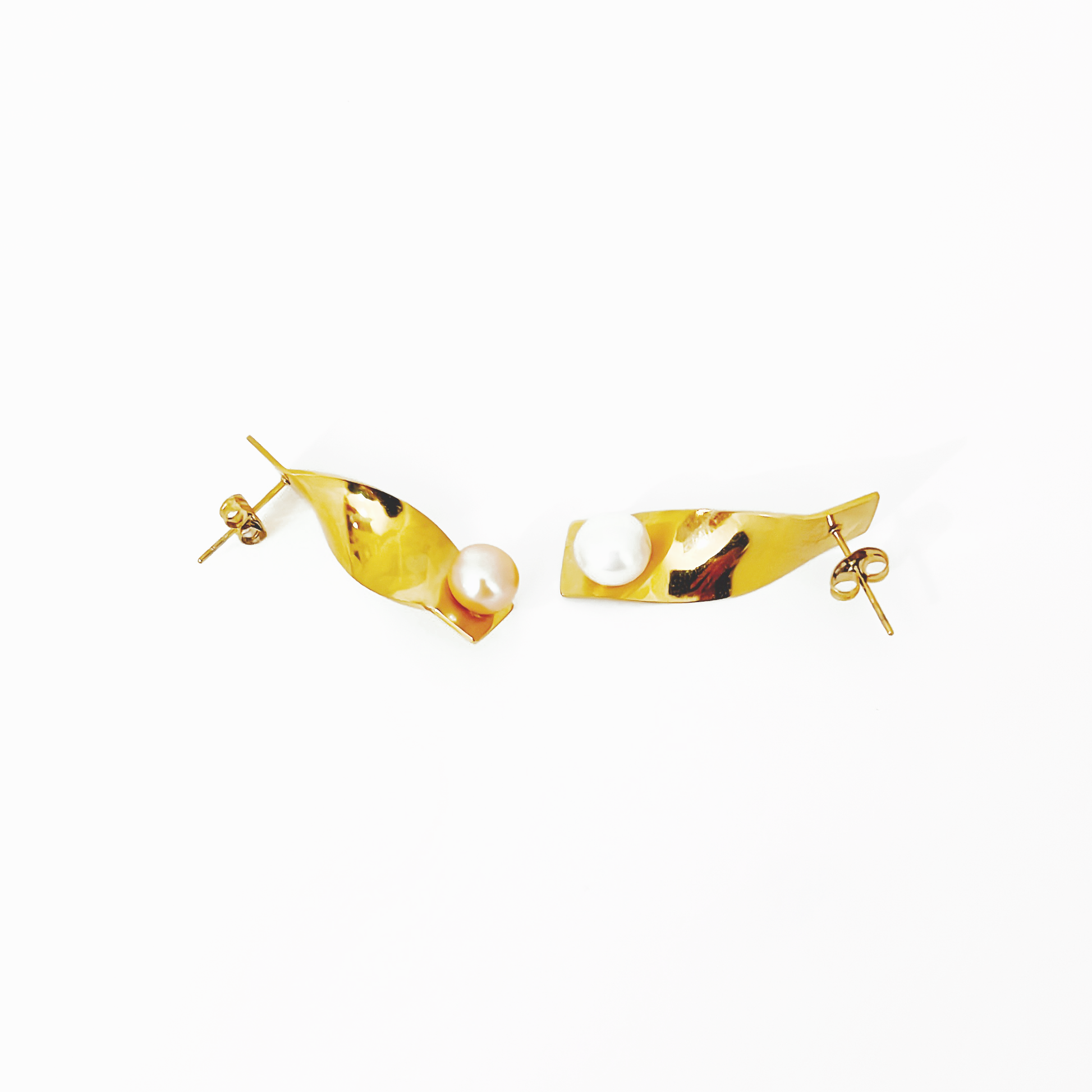 Curve golden plated earring with freshwater pearl by Hikaru Pearl