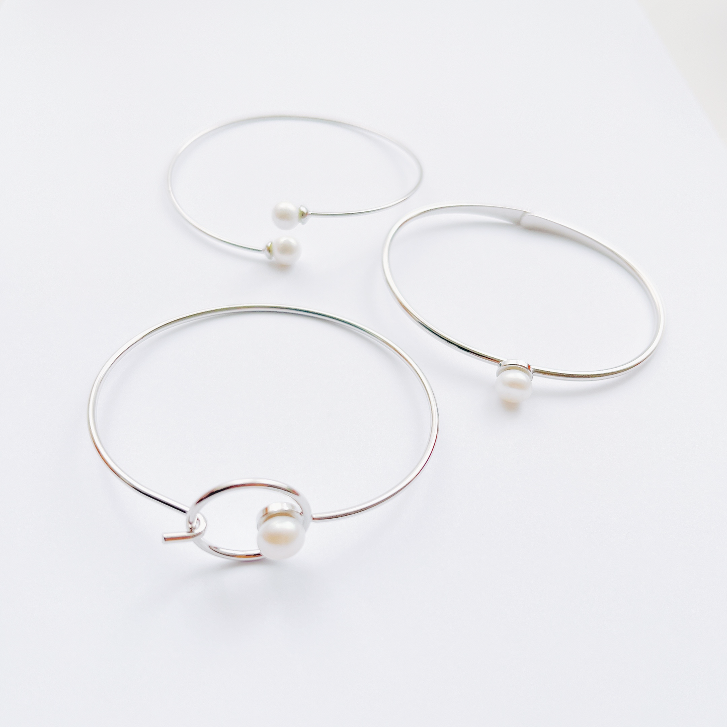 Open bracelet with two pearls, silver colour by Hikaru Pearl