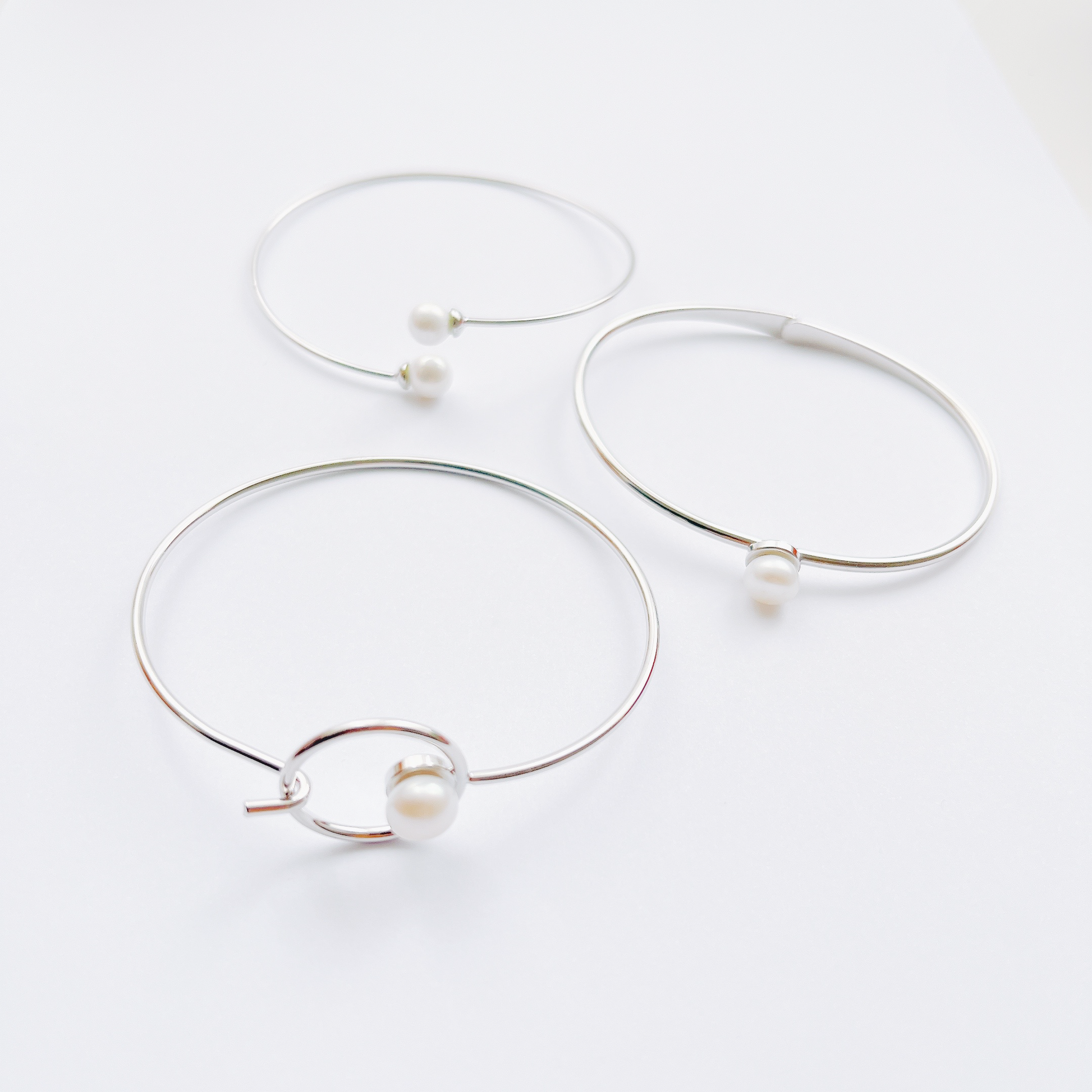 Open bracelet with two pearls, silver colour by Hikaru Pearl