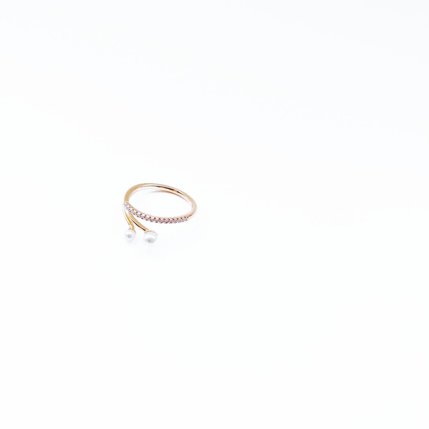 Twisted ring with small two pearls and crushed diamond by Hikaru Pearl
