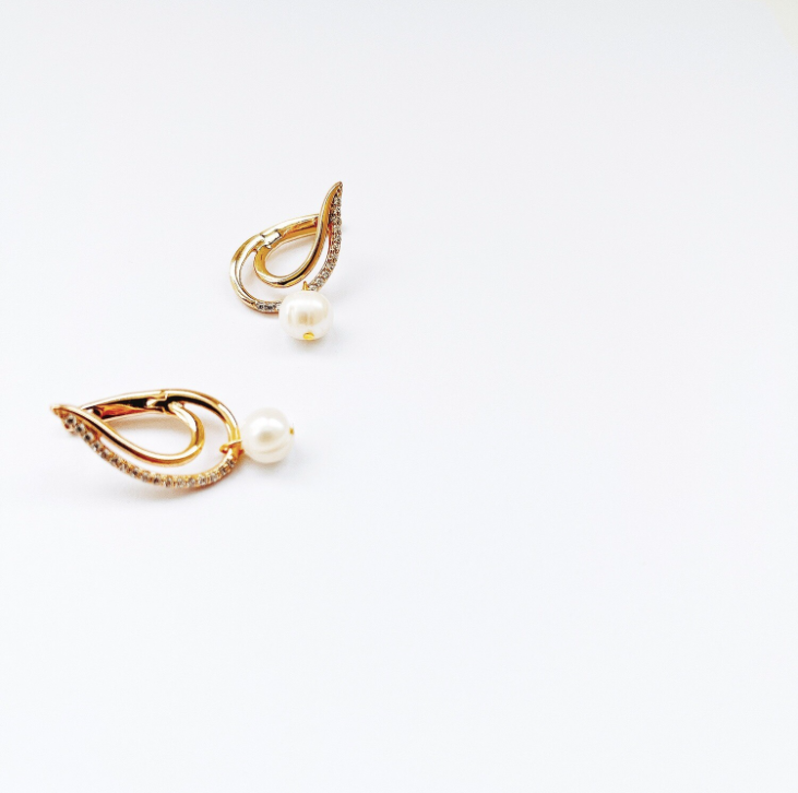 Swan feather Earring by Hikaru Pearl
