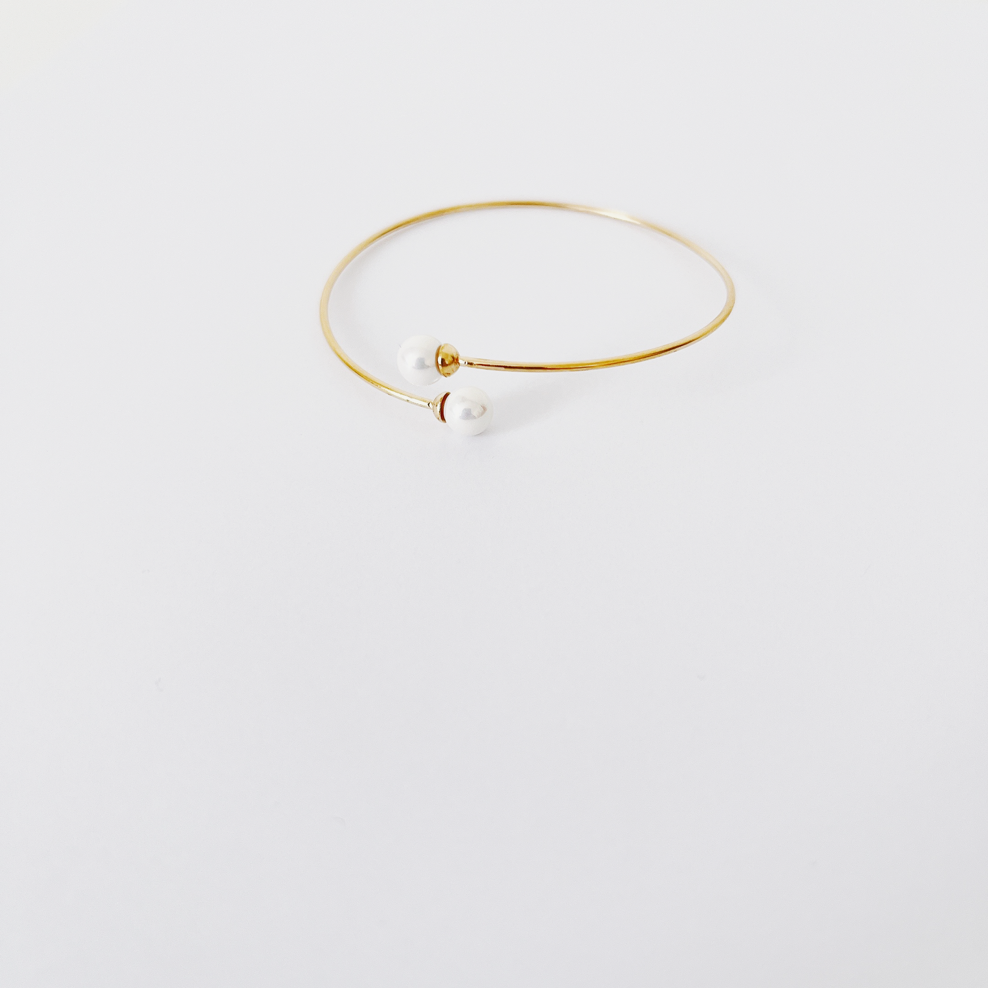 Open bracelet with two pearls, gold colour by Hikaru Pearl