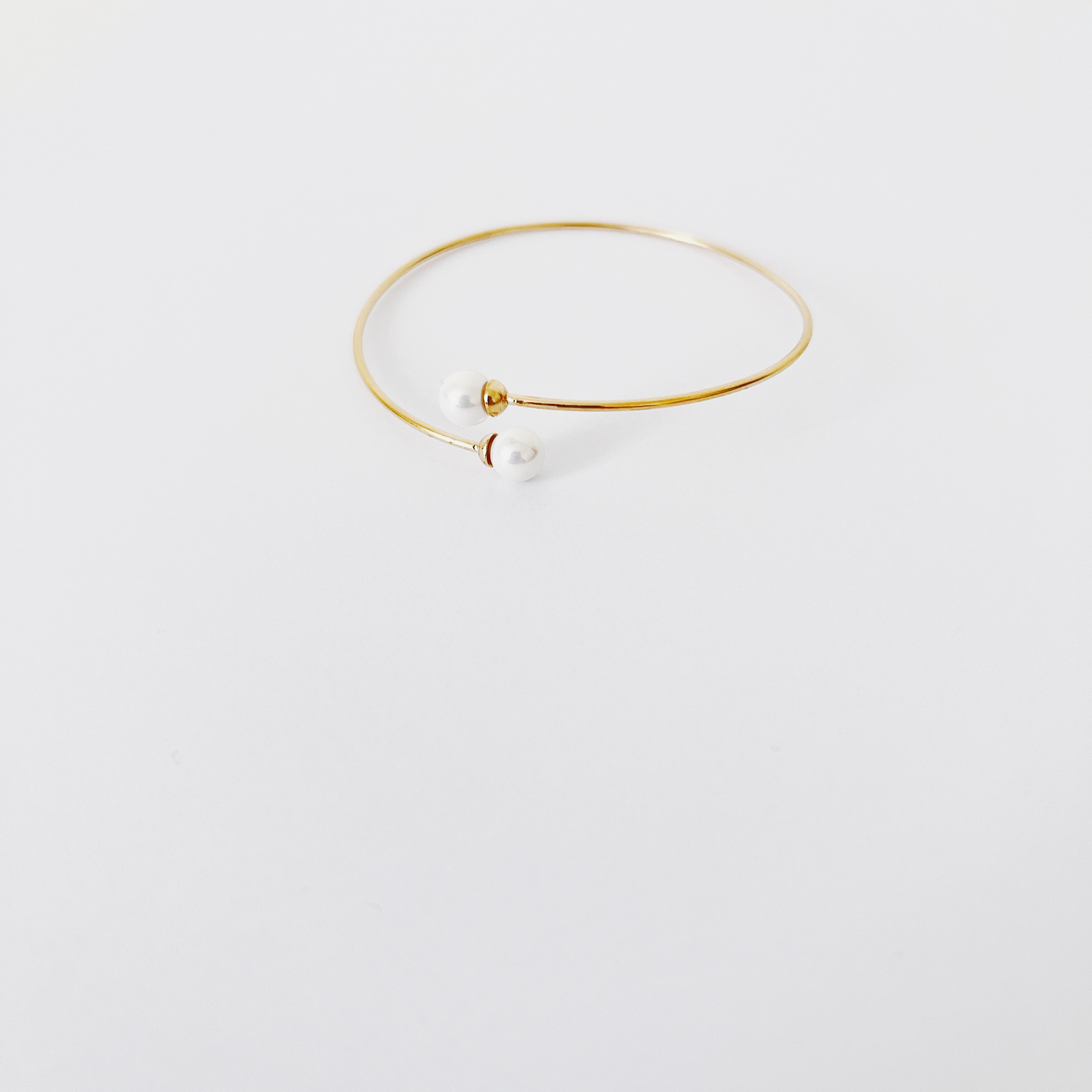 Open bracelet with two pearls, gold colour by Hikaru Pearl