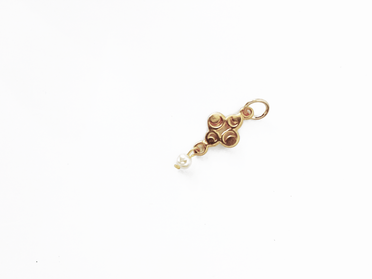 Necklace of Clover charm with a small freshwater pearl white by Hikaru Pearl