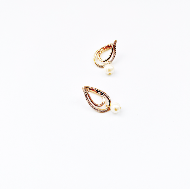 Swan feather Earring by Hikaru Pearl