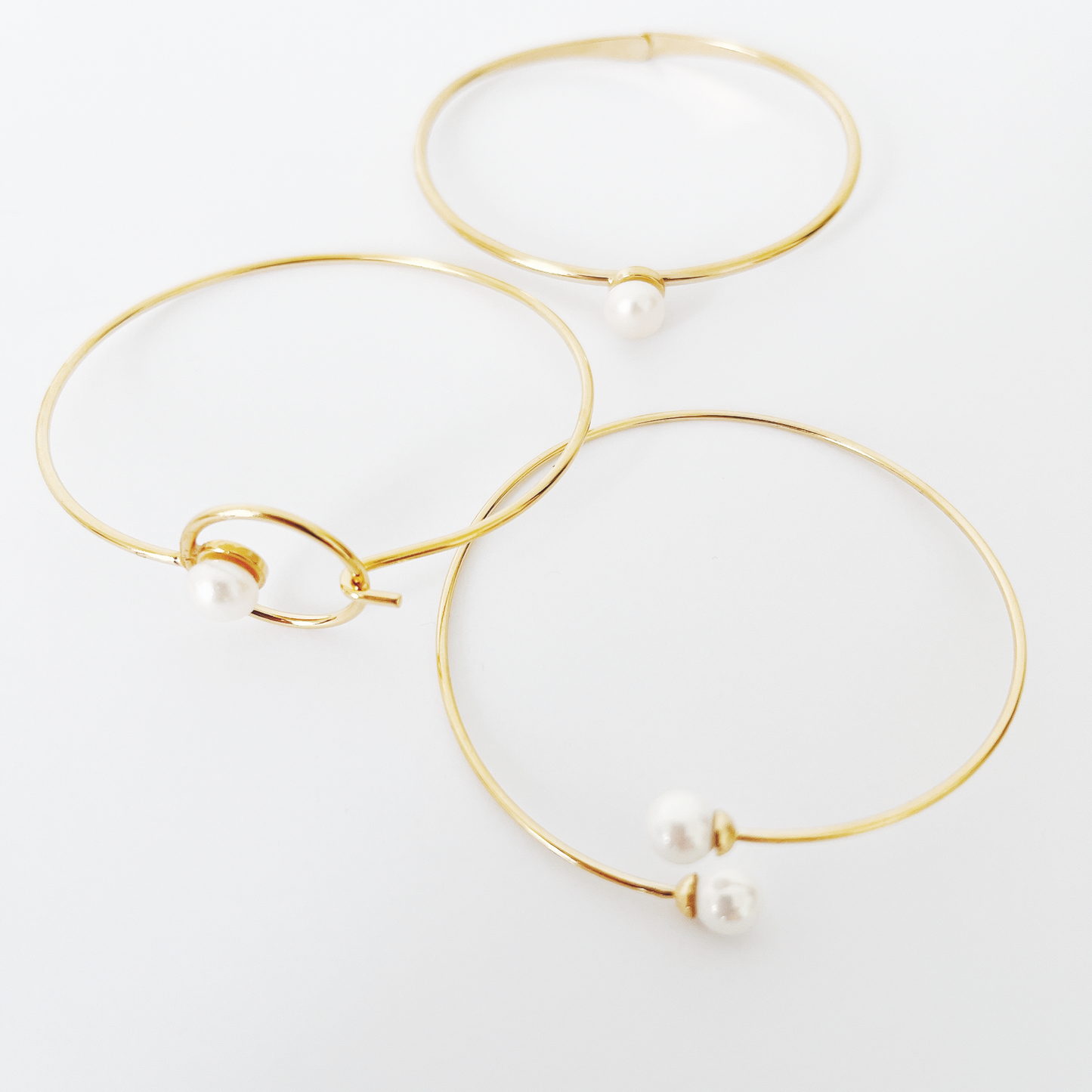 Open bracelet with two pearls, gold colour by Hikaru Pearl
