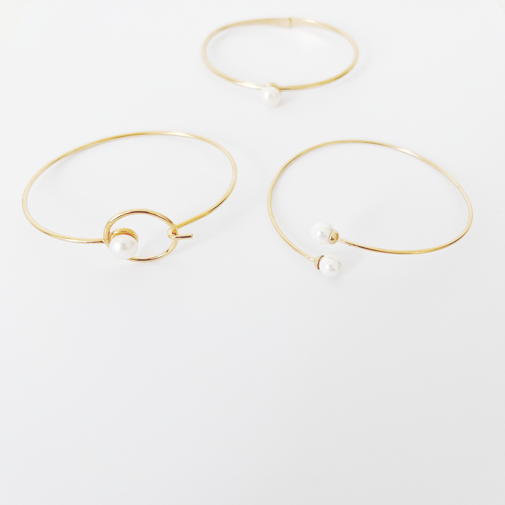 Minimalistic bracelet showcasing a single freshwater pearl by Hikaru Pearl
