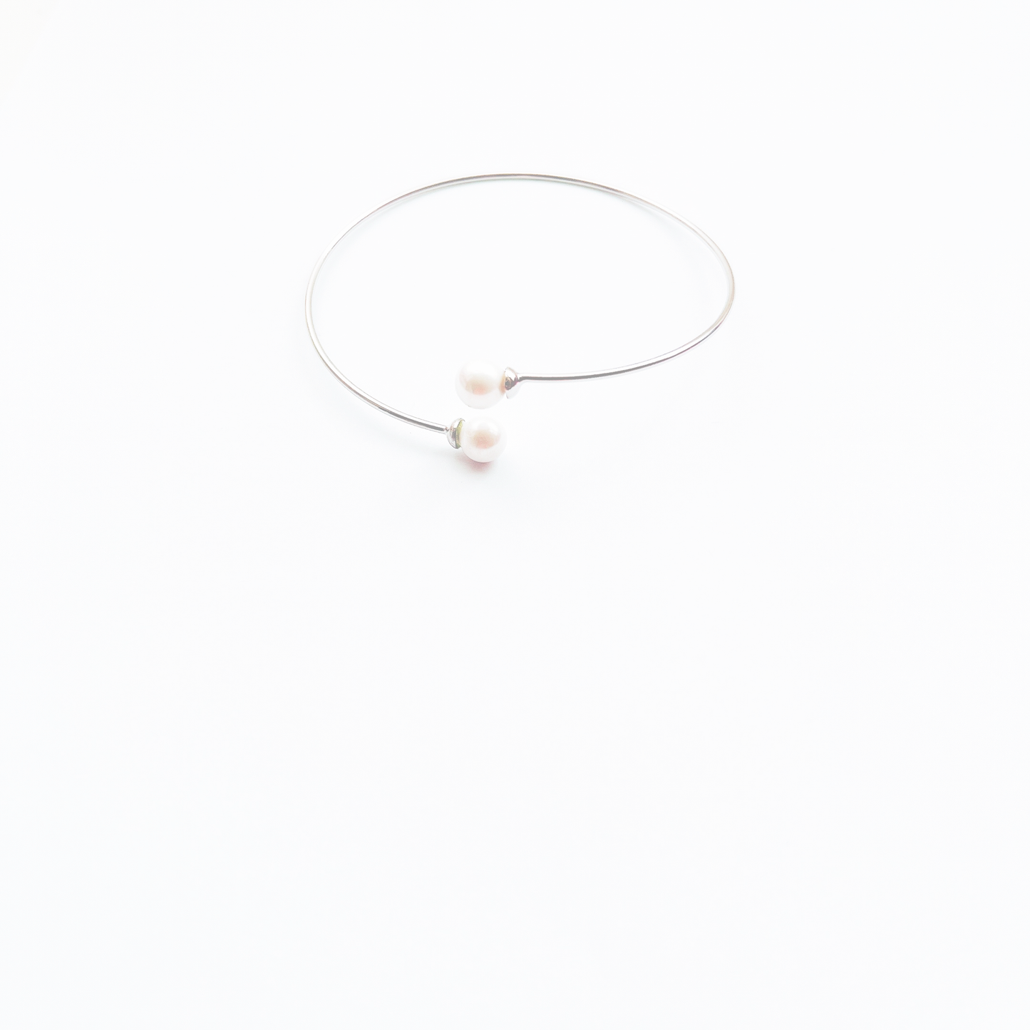Open bracelet with two pearls, silver colour by Hikaru Pearl
