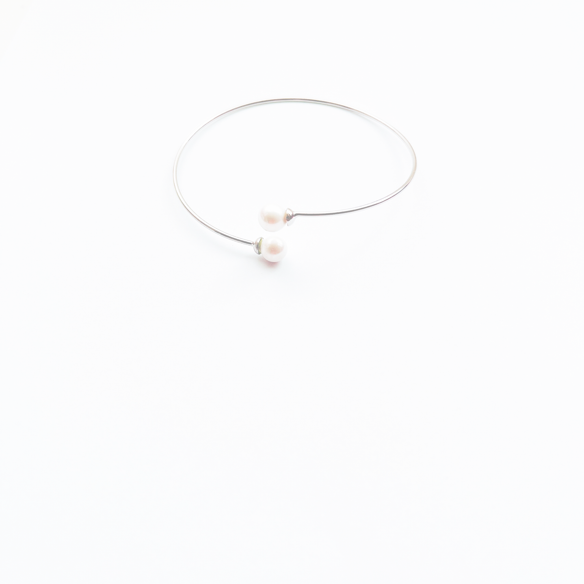 Open bracelet with two pearls, silver colour by Hikaru Pearl