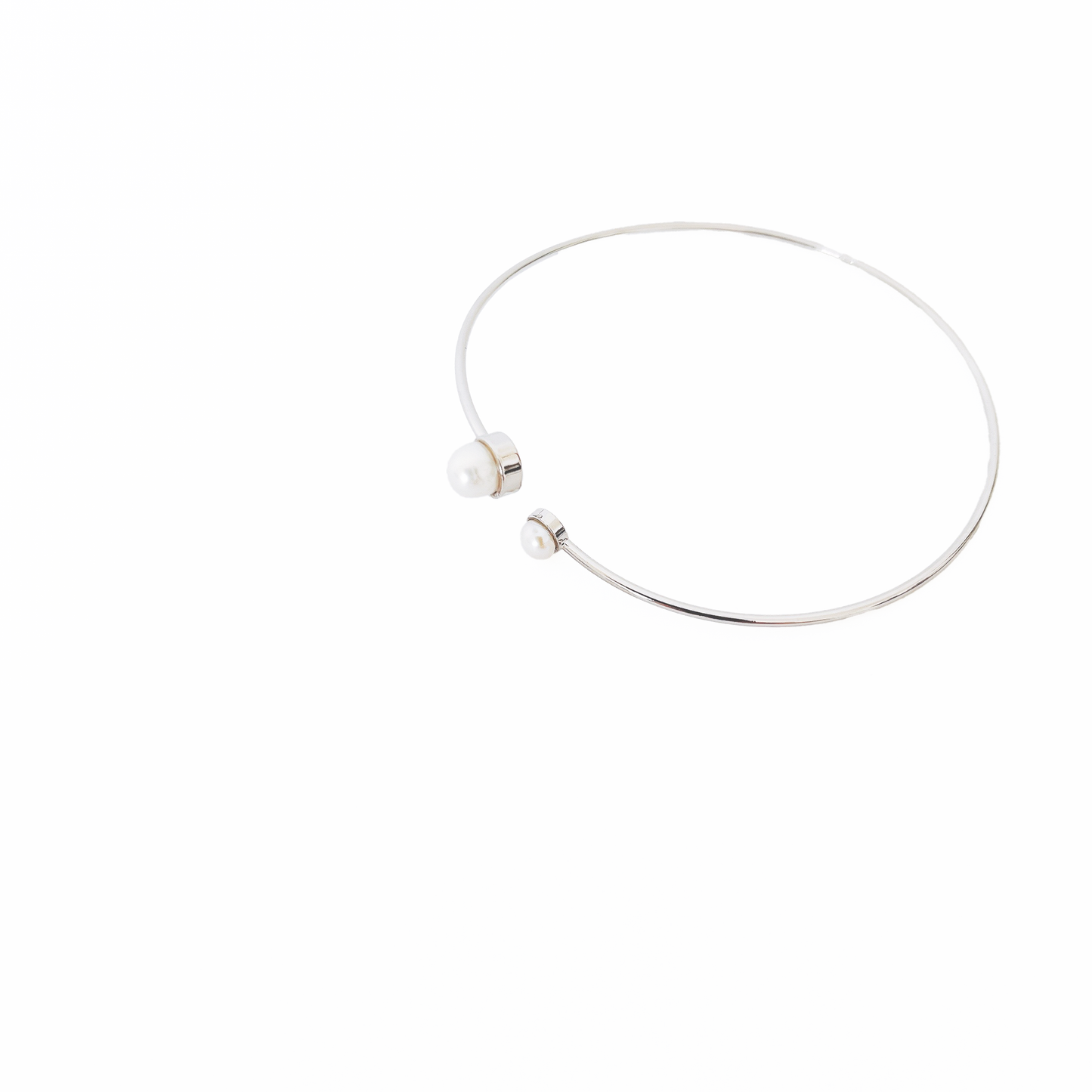 Open bracelet with two different size of pearls, colour silver by Hikaru Pearl
