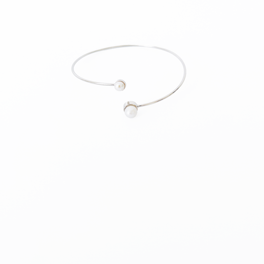 Open bracelet with two different size of pearls, colour silver by Hikaru Pearl