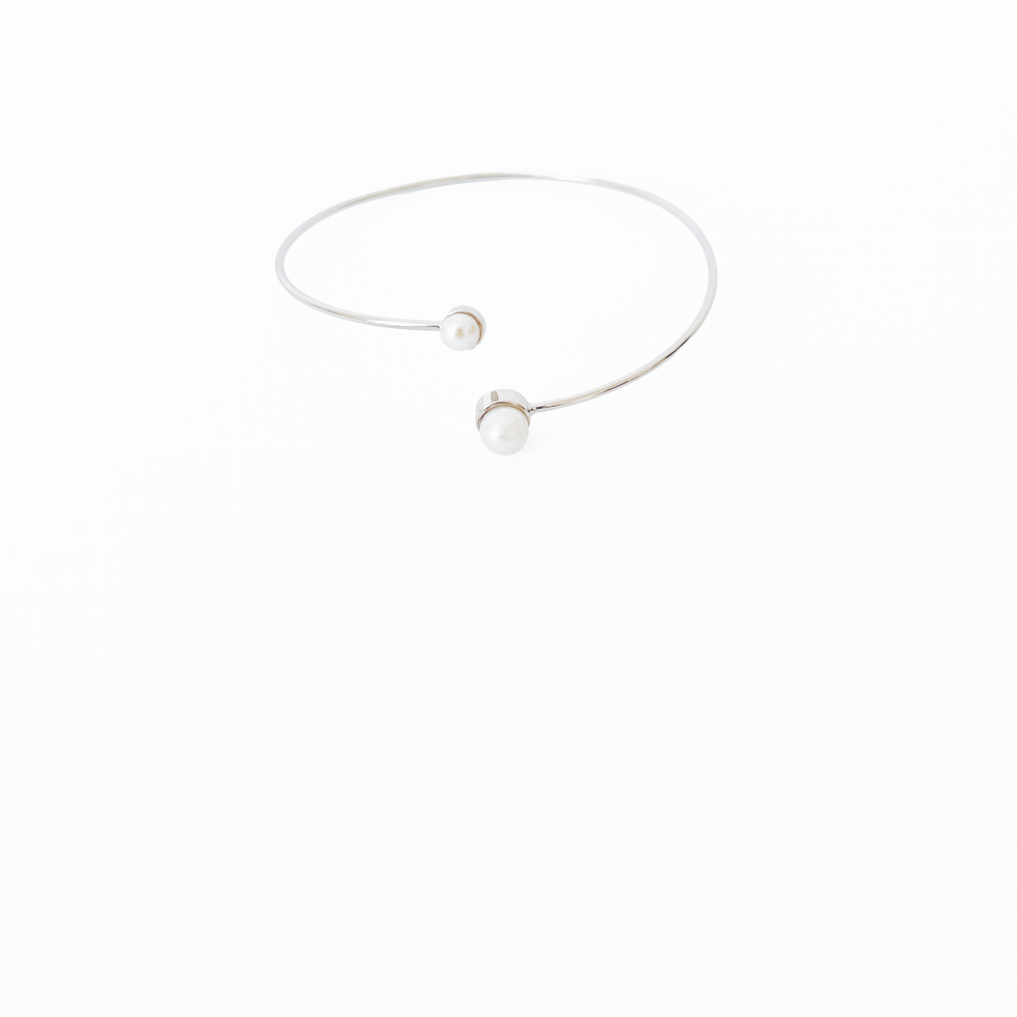 Open bracelet with two different size of pearls, colour silver by Hikaru Pearl