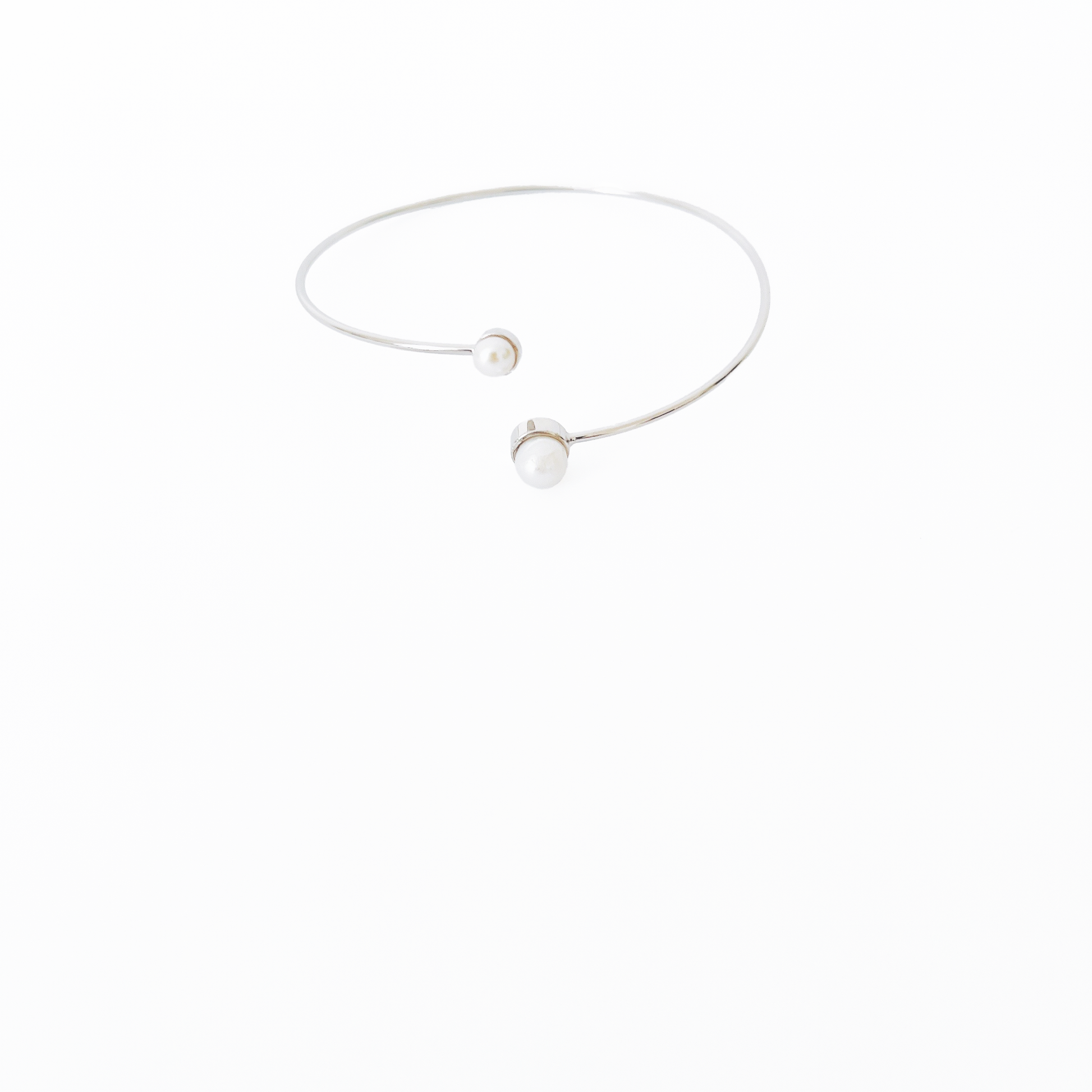 Open bracelet with two different size of pearls, colour silver by Hikaru Pearl