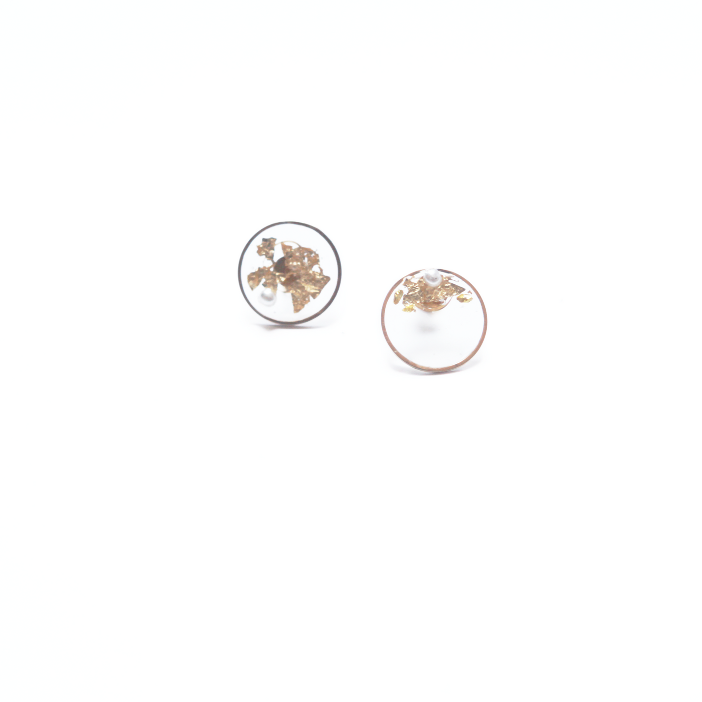 Earring With Golden Leaf and a Small Pearl by Hikaru Pearl