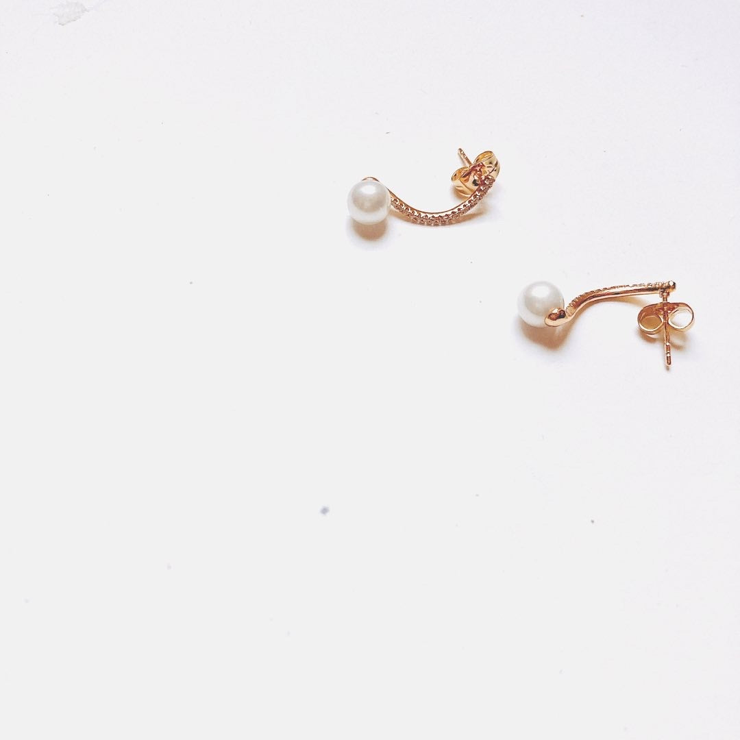 Crooked-top earring featuring a golden plated element and classic pearl, exuding timeless beauty and simple elegance by Hikaru Pearl.