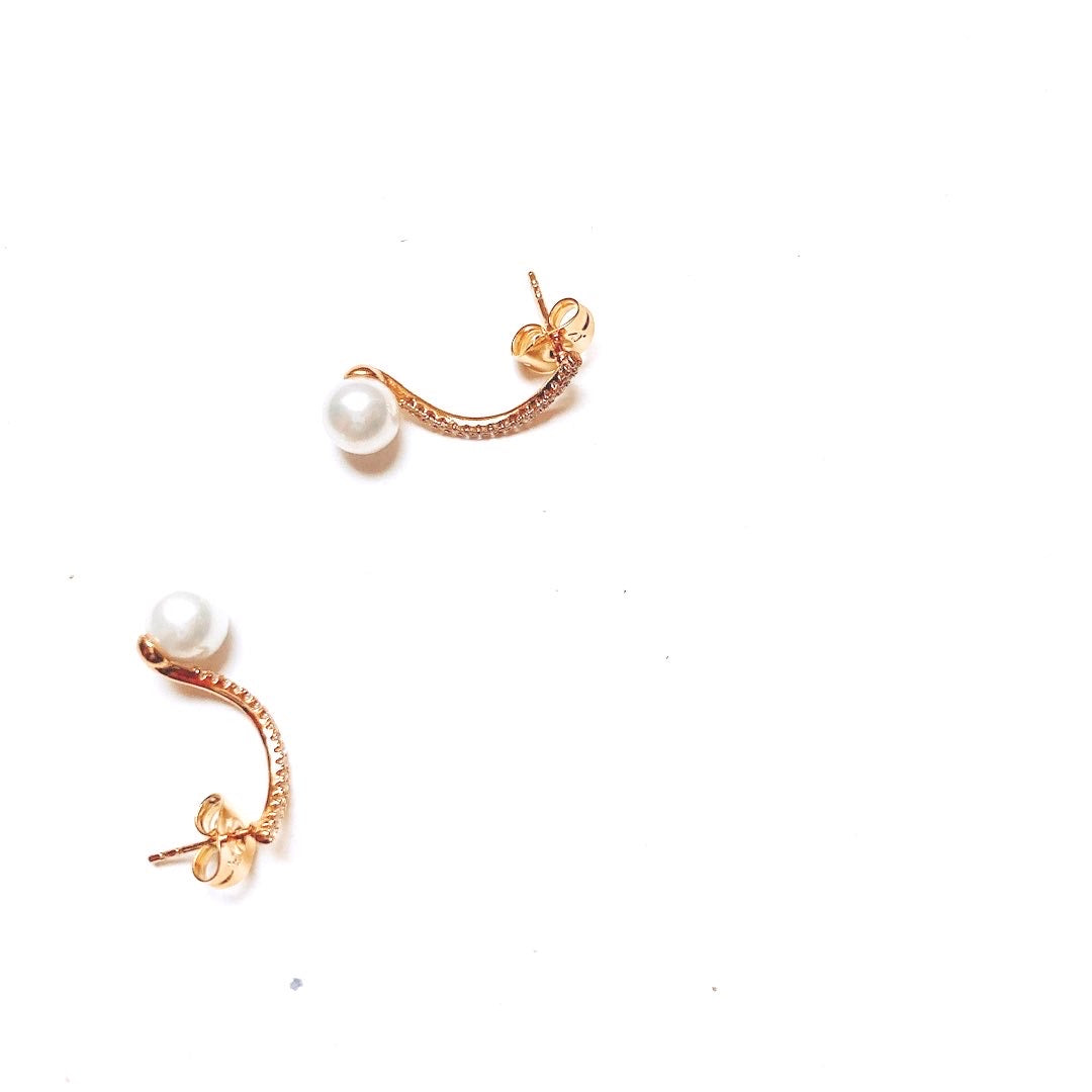 Crooked-top earring featuring a golden plated element and classic pearl, exuding timeless beauty and simple elegance by Hikaru Pearl.