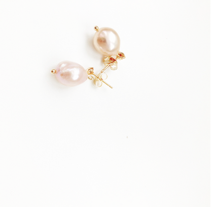 Natural Freshwater Pearl Earring by Hikaru Pearl