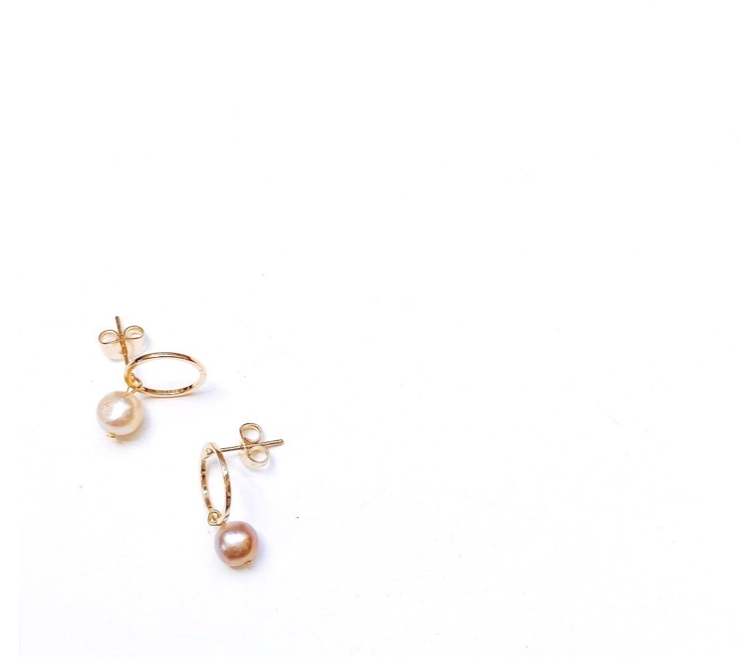 Tiny minimalistic contemporary circle earring by Hikaru Pearl