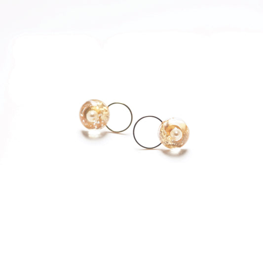 Golden hoop earrings with Circle Art resin design, adorned with a delicate freshwater Pearl and golden leaf accent