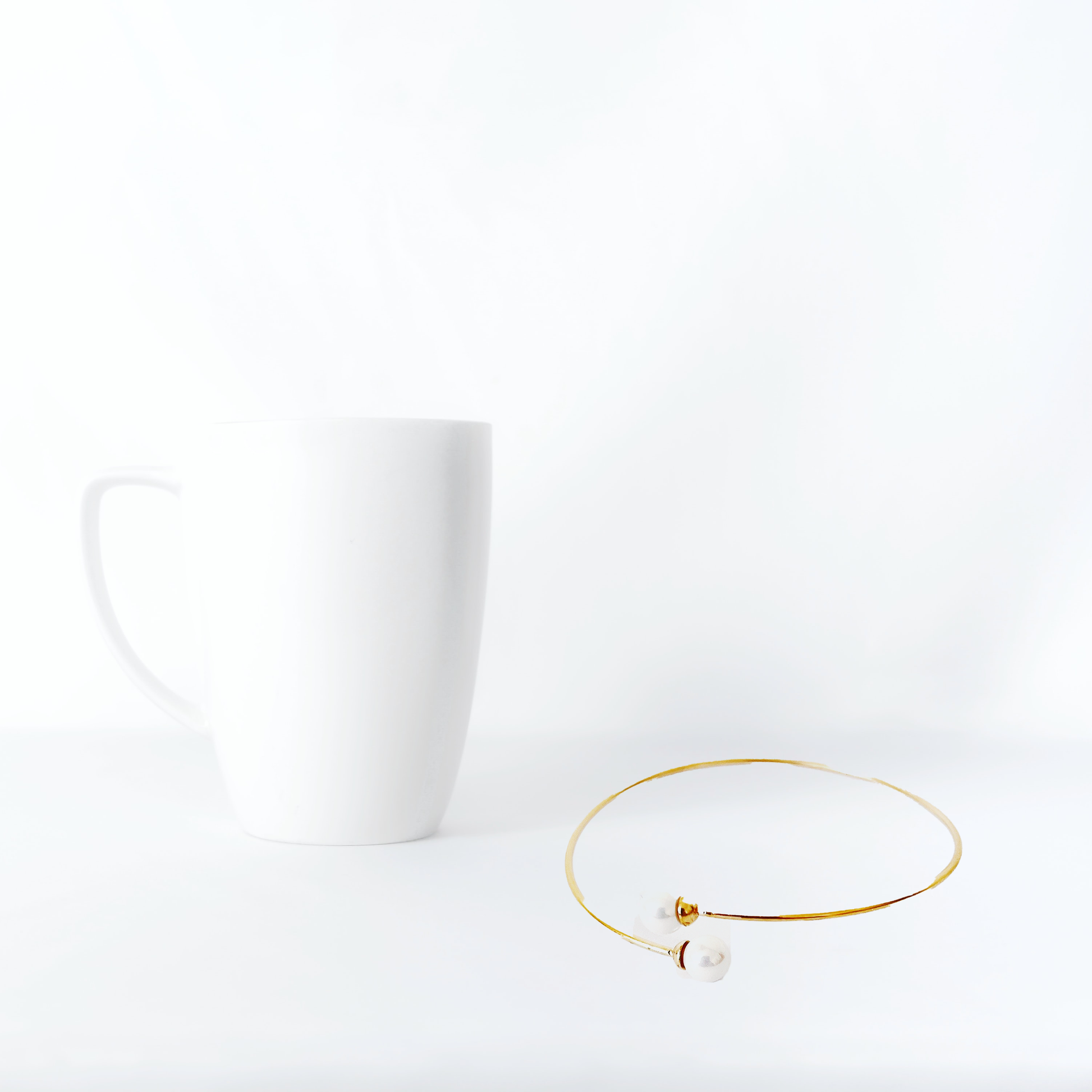 Open bracelet with two pearls, gold colour by Hikaru Pearl